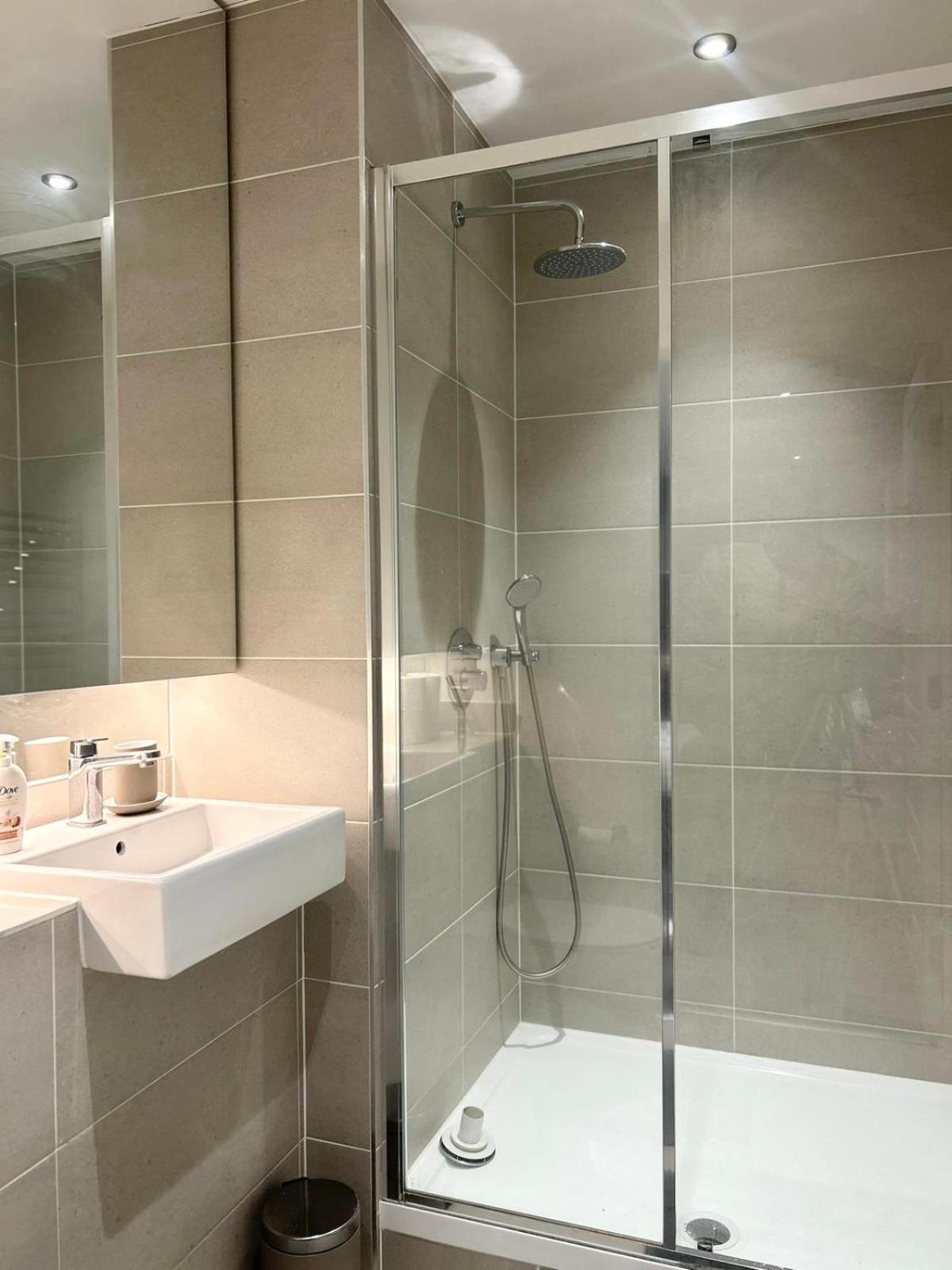 Beautiful 2-bed High Rise In Royal Wharf *